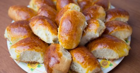 Pieczone pierożki po mazursku. Spróbujesz raz i nie będziesz mógł przestać jeść