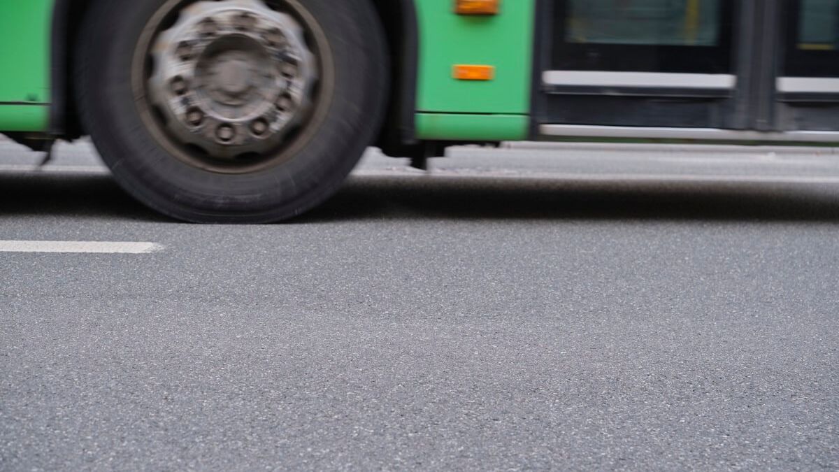 Jadący autobus komunikacji miejskiej
