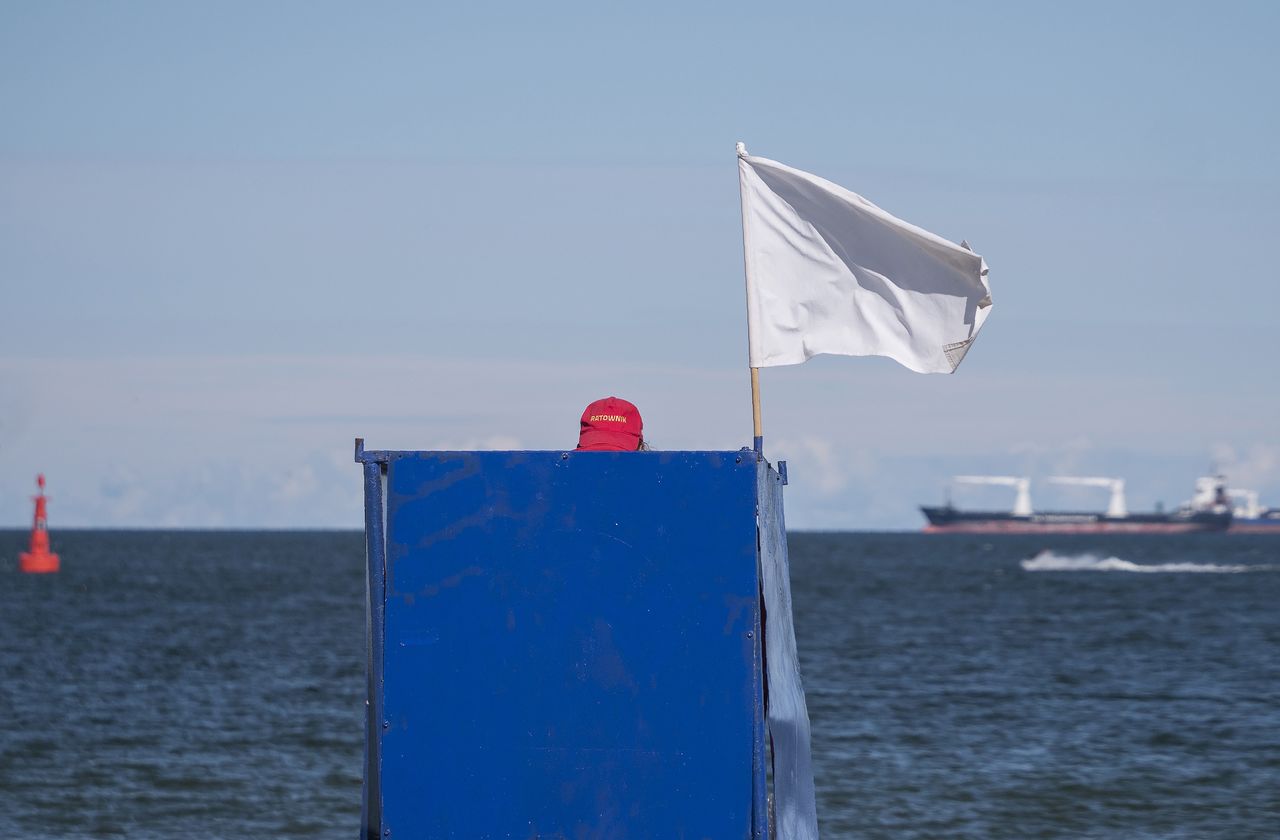 Flagi na plaży. Co oznaczają? Sezon plażowy właśnie się rozpoczął