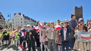 Radosne obchody Dnia Flagi w Głogowie. Setki przedszkolaków z biało-czerwonymi symbolami przeszły przez Rynek. Foto/Filmy