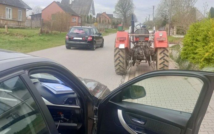 Rolnik jechał na podwójnym gazie! Ciągnik bez badań, pasażer na pace