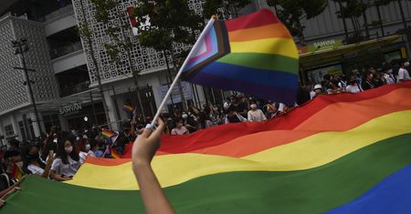 Blokował ciężarówkę z hasłami anty-lgbt. Sąd go uniewinnił