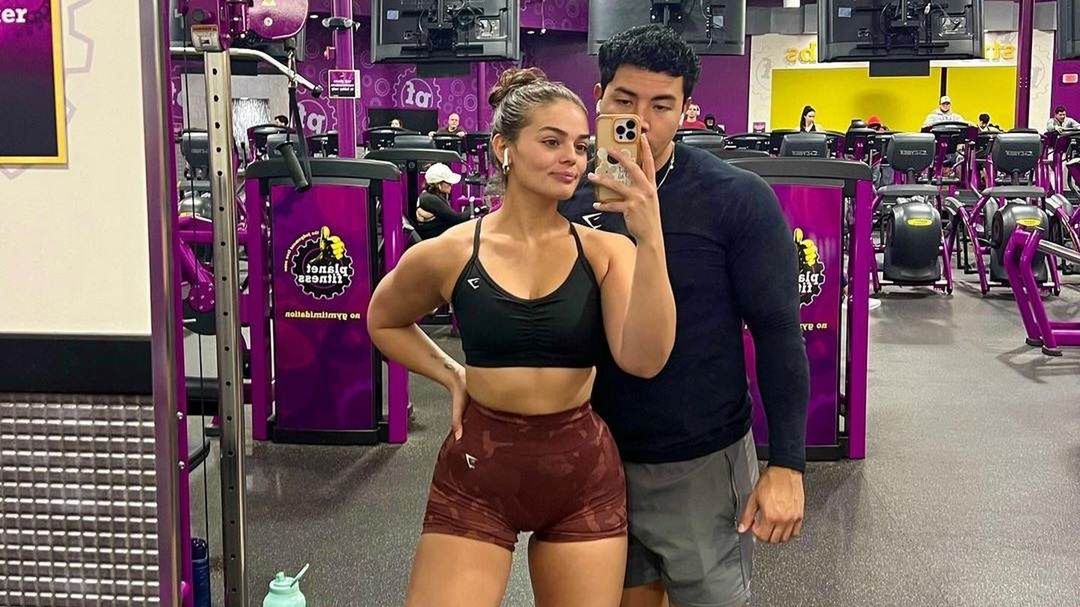 Ta para nigdy się ze sobą jeszcze nie całowała. 