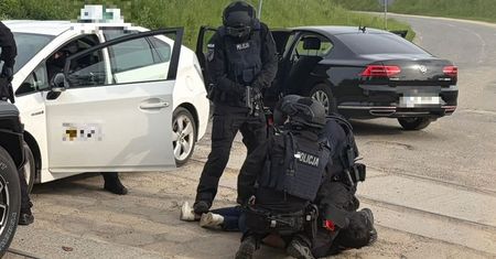 Z nożem przy gardle wywlekli go z pracy i porzucili za miastem. Trzech Uzbeków zatrzymanych w Lubinie