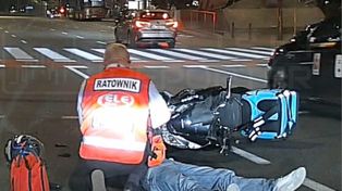 Warszawa: Zderzenie dostawcy jedzenia z autem przewozu osób na Woli