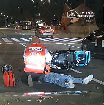 Warszawa: Zderzenie dostawcy jedzenia z autem przewozu osób na Woli