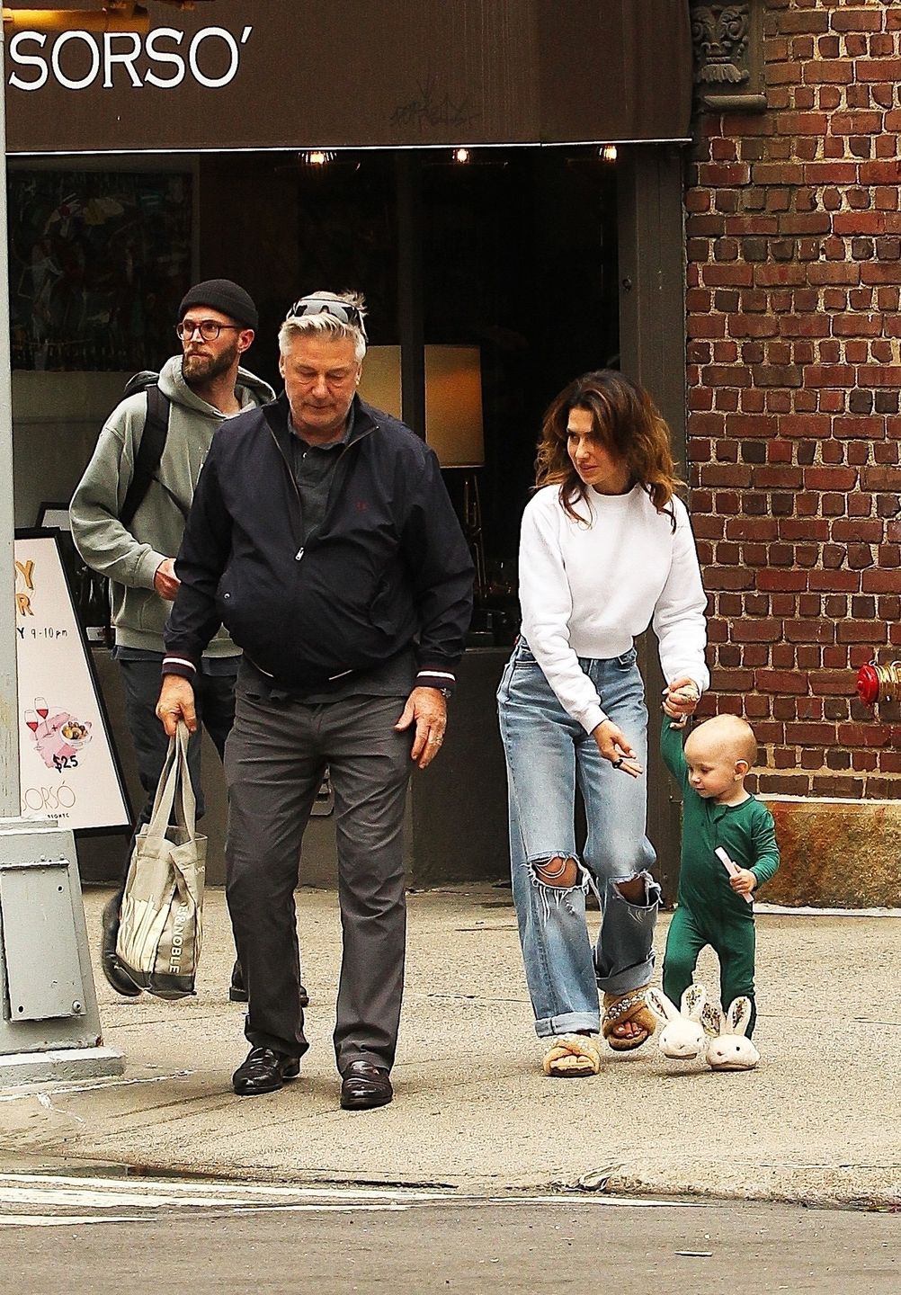 Alec Baldwin "przyłapany" na spacerze z żoną i dzieckiem