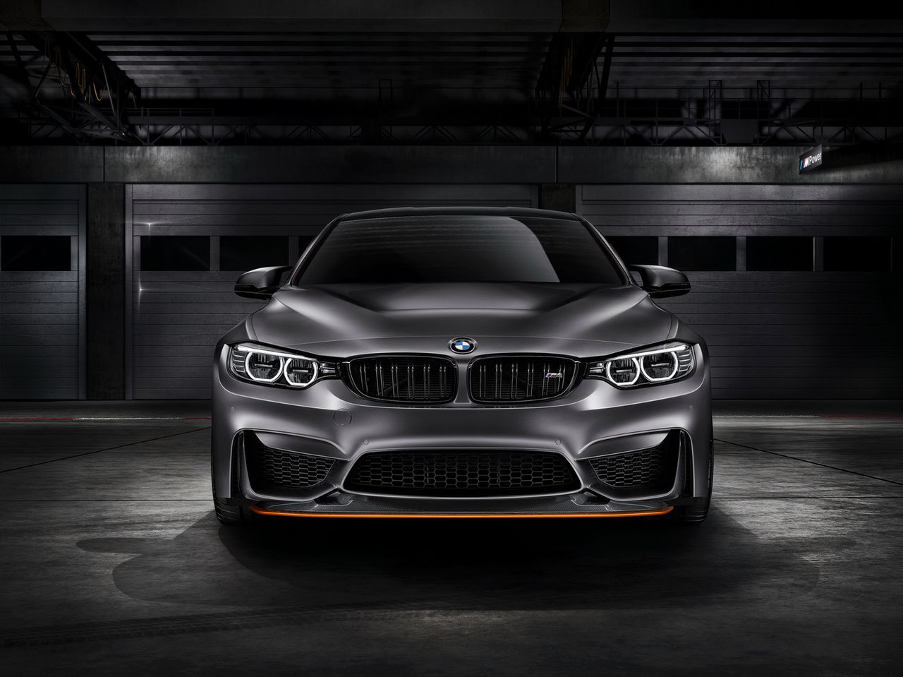 Koncepcyjne BMW M4 GTS zostało pokryte lakierem Frozen Dark Grey Metallic z akcentami w Acid Orange.