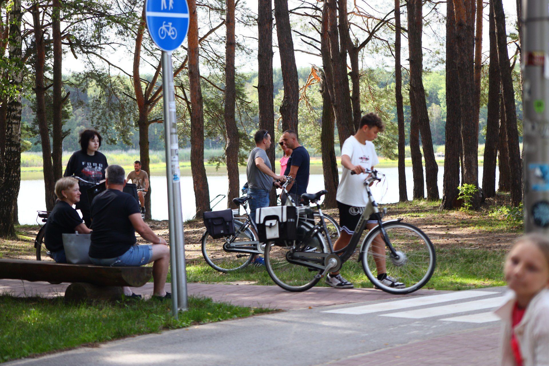 Sporo osób wybrało rower jako środek transportu do eksploracji terenów Cedzyny