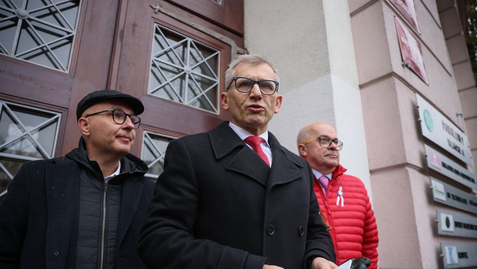 Warszawa, 21.11.2023. Robert Kropiwnicki (L) z Koalicji Obywatelskiej, Tomasz Zimoch z Polski 2050 (P) i przedstawiciel Senatu Krzysztof Kwiatkowski (C) podczas konferencji prasowej przed siedzibą Krajowej Rady Sądownictwa w Warszawie, 21 bm. We wtorek odbędzie się pierwsze posiedzenie Krajowej Rady Sądownictwa z nowymi przedstawicielami Sejmu. (ad) PAP/Leszek Szymański