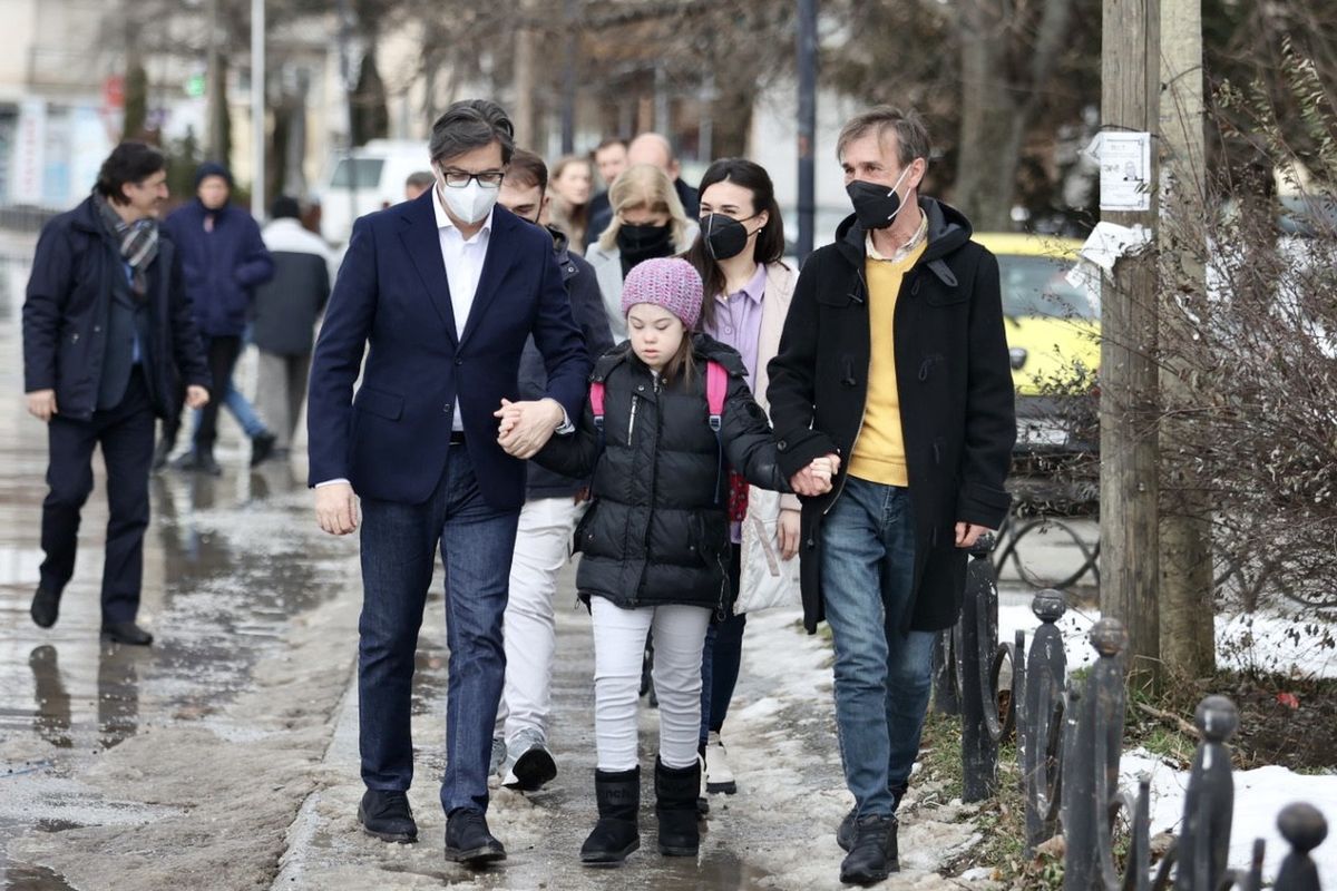 Prezydent Macedonii odprowadził dziewczynkę do szkoły 