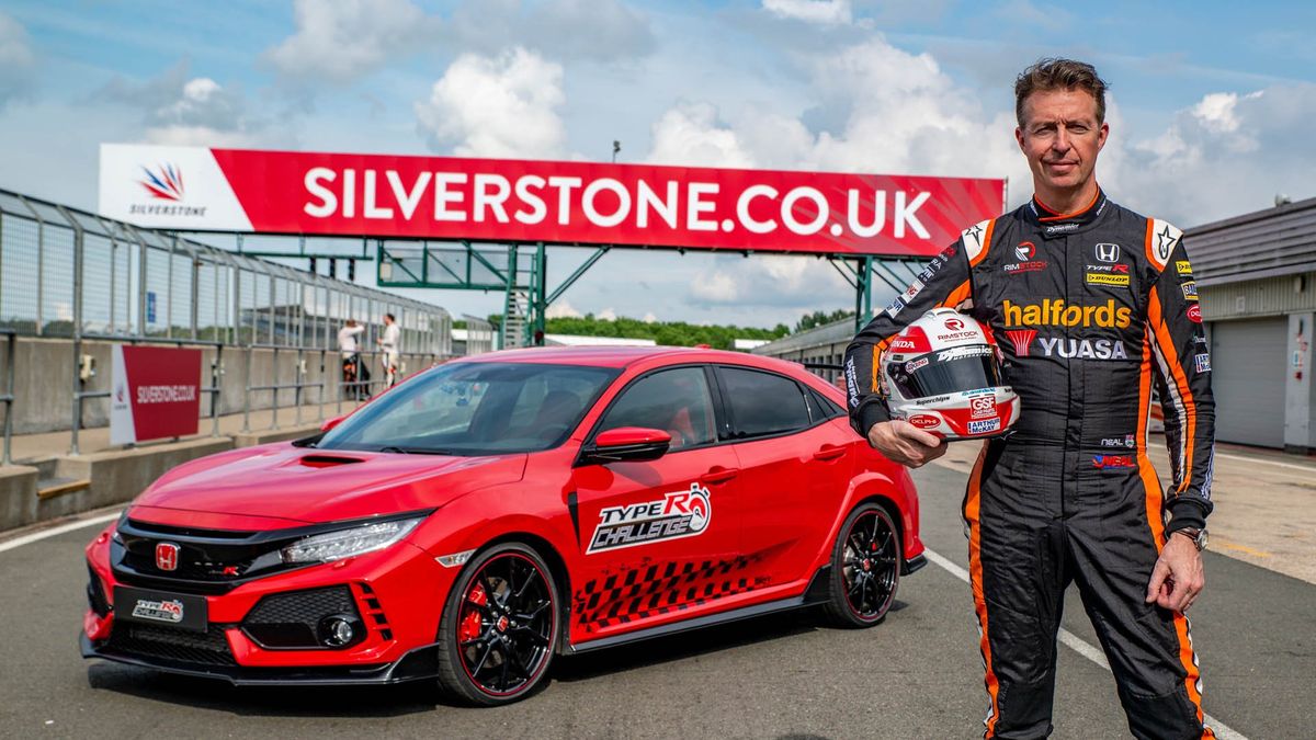 Matt Neal zdecydowanie odnalazł się za kierownicą japońskiego hot hatcha.