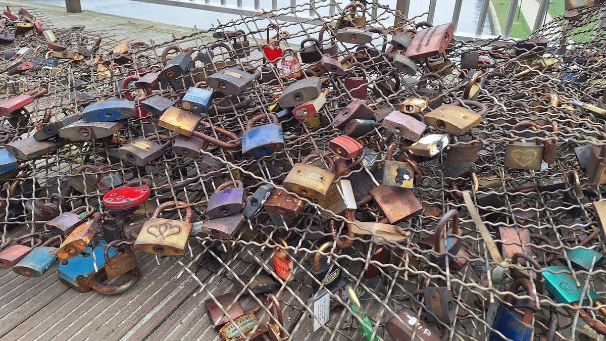 Przedstawiciele krakowskiego muzeum szukają właścicieli kłódek