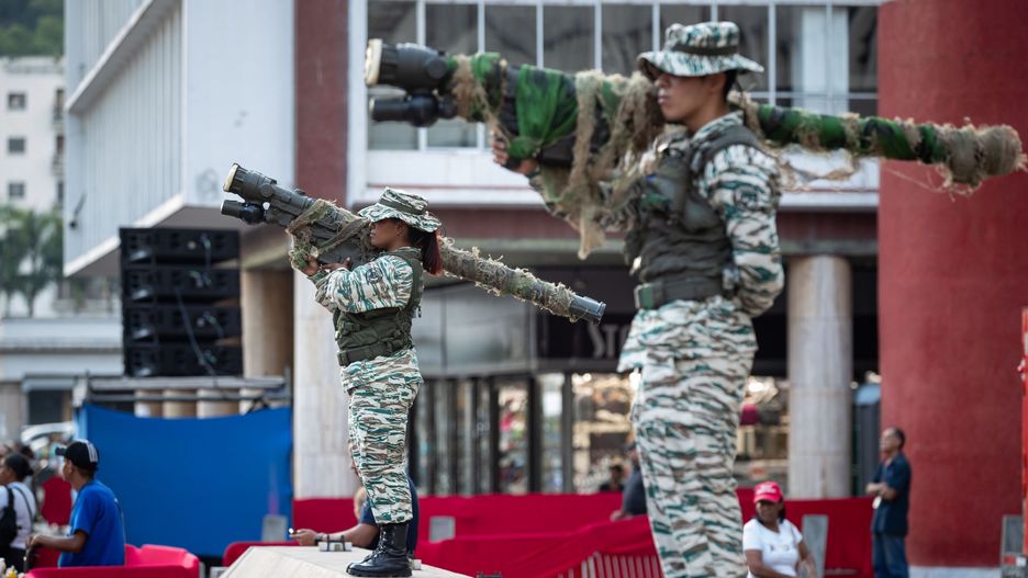 Venezuelan pro-government supporters protest US military deployment in Caribbean
epa12494378 Members of Venezuela's Bolivarian Militia stand guard during a pro-government demonstration in Caracas, Venezuela, 30 October 2025. Supporters of President Nicolas Maduro marched against the US military deployment in the Caribbean Sea, which Washington says targets drug trafficking. Maduro claims the mission is a cover to remove him from power.  EPA/RONALD PENA R 
Dostawca: PAP/EPA.
RONALD PENA R
RPG, Weapons, Arms, Latin America, Latam, Politics