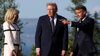 "Rozbawiony jak dzieciak". Ekspert o zachowaniu Donalda Trumpa wobec Macronów