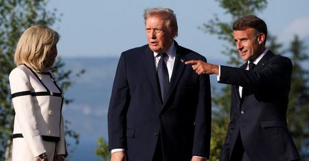 "Rozbawiony jak dzieciak". Ekspert o zachowaniu Donalda Trumpa wobec Macronów