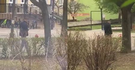 Przez kilka dni z telefonem w ręku obserwował okna w bloku. Mieszkańcy obawiają się możliwych włamań