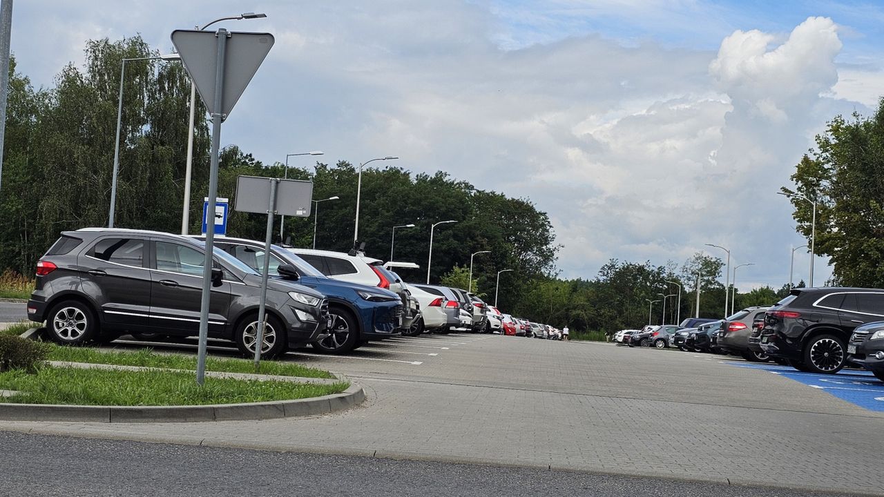 Gorzów: Przy szpitalach będą płatne parkingi. Parkują tam mieszkańcy