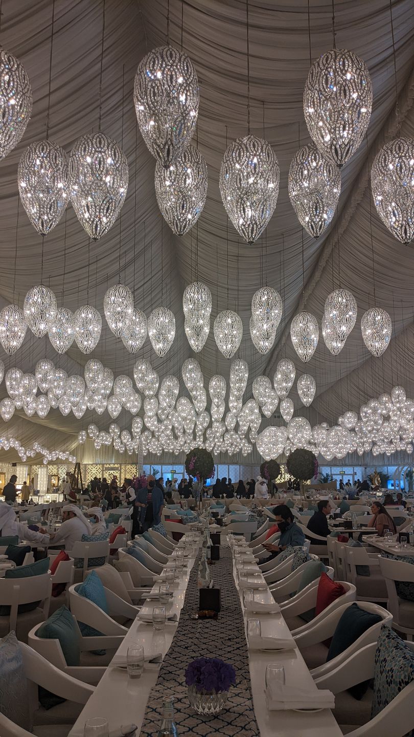 Stół gotowy na iftar w Asateer Atlantis