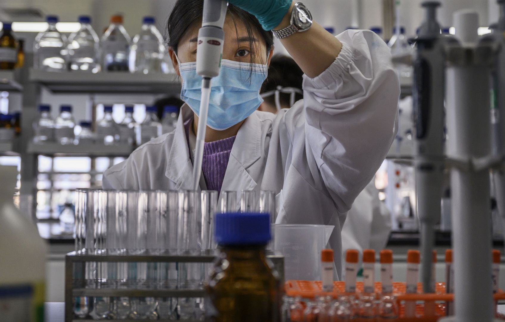 Koronawirus. Chiny wykupują zapasy szczepionki na COVID-19