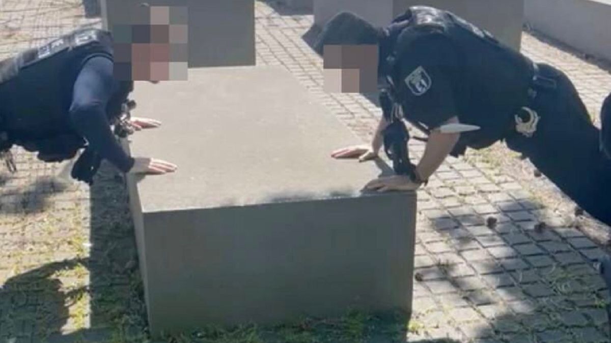 Policjanci robili pompki na pomniku ofiar Holocaustu 