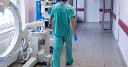 Lekarz w połowie operacji opuścił salę. Zdenerwował się, bo nie dostał herbaty