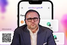 Przemysław Kral na tle aplikacji mobilnej Zondacrypto