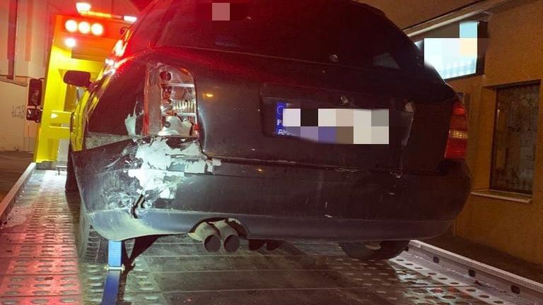 Zniszczone Audi, którym pijana kobieta przyjechała na policję