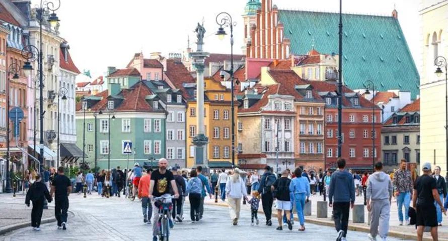 Warszawa szuka agencji do kampanii reklamowych w social mediach. Umowa na prawie dwa lata