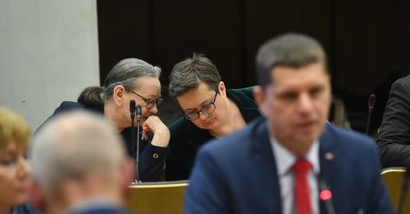 Posiedzenie na wniosek PiS. Próba "obniżenia poziomu polskiej szkoły"?