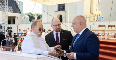 Wraca sprawa miecza wręczonego o. Rydzykowi. Oto ile może być wart