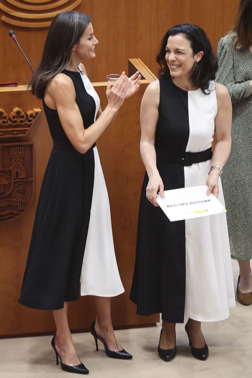 Taką samą sukienkę miała na sobie nagrodzona profesof