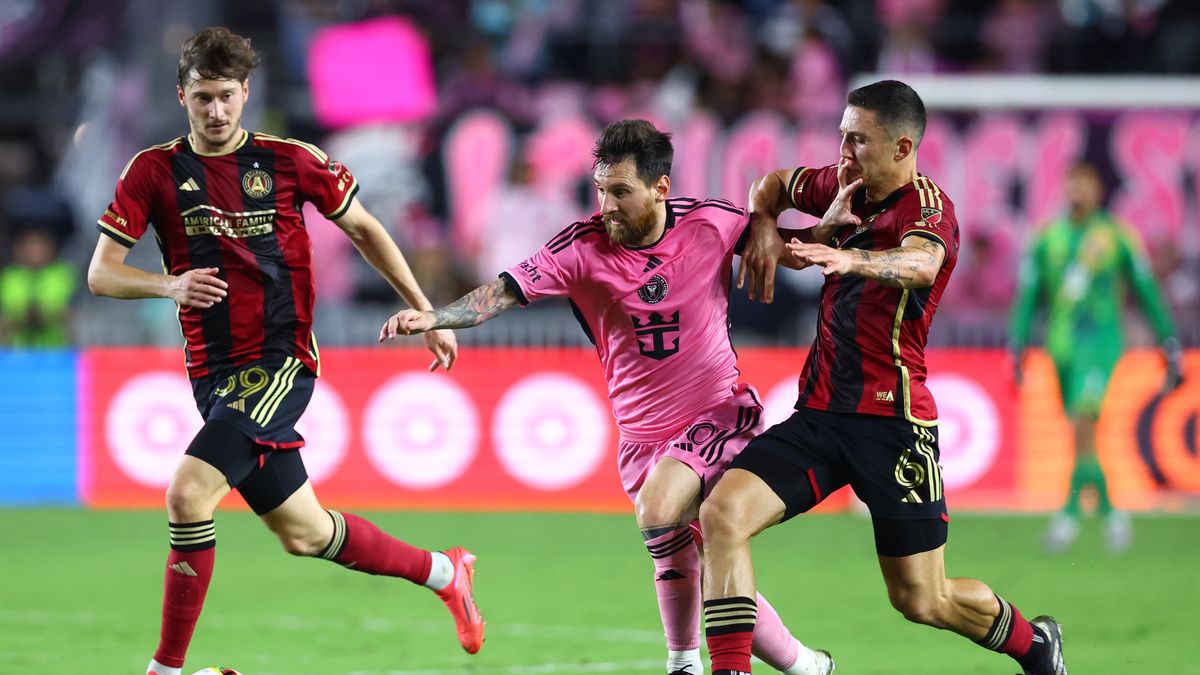 FORT LAUDERDALE, FLORIDA - NOVEMBER 09: Lionel Messi #10 of Inter Miami dribbles the ball between Aleksey Miranchuk #59 and Bartosz Slisz #6 of Atlanta United during the second half of the Audi 2024 MLS Cup playoffs at Chase Stadium on November 09, 2024 in Fort Lauderdale, Florida. (Photo by Megan Briggs/Getty Images)