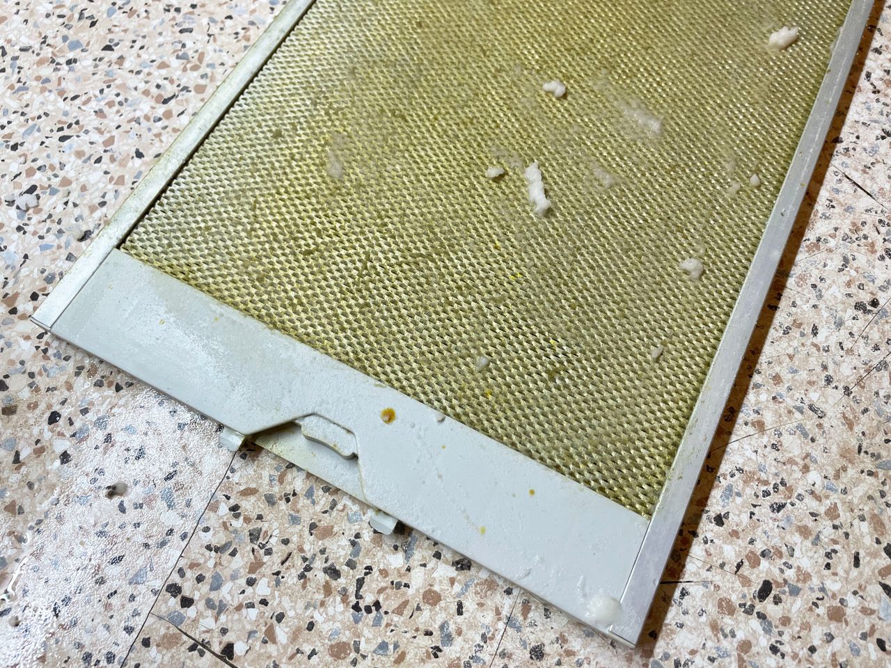 How to clean a kitchen hood?