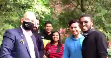 Wrocław. Naprawdę miasto spotkań. Sutryk fotografuje się z hinduskimi studentami