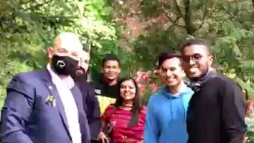 Prezydent Wrocławia Jacek Sutryk podczas nagrania spotkał studiujących we Wrocławiu zagranicznych studentów