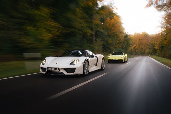 Test: Porsche 918 Spyder vs 911 Carrera 4 GTS - rodowód hybrydowej prędkości