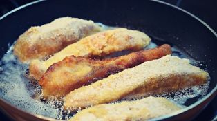 Najlepsi kucharze smażą karpia tylko na takim tłuszczu. Nie przypala się i nie zmienia smaku