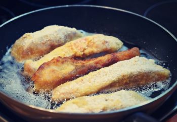 Najlepsi kucharze smażą karpia tylko na takim tłuszczu. Nie przypala się i nie zmienia smaku