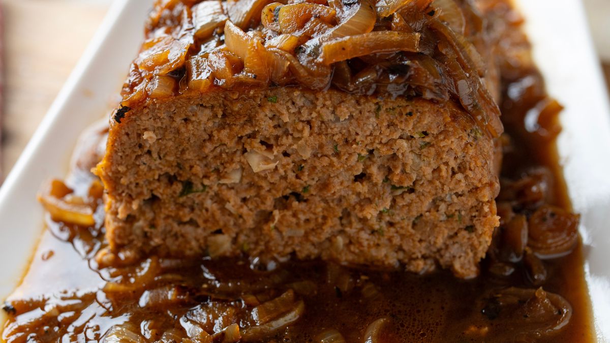 Pieczeń w sosie cebulowym smakuje jak domowy obiad
