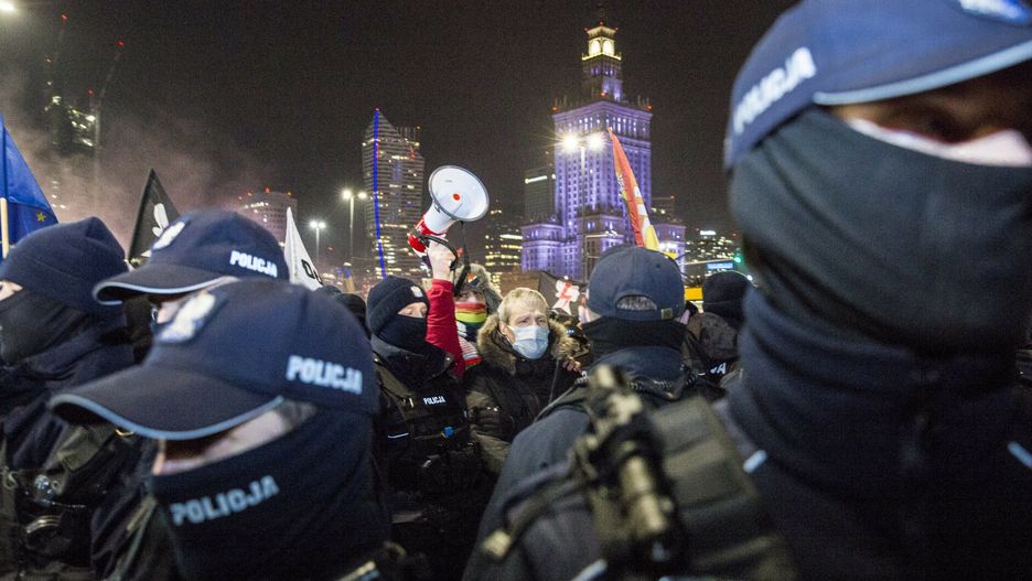 Otwarcie sezonu - protest antyrz?dowy w Warszawie20.01.2021 Warszawa  Antyrzadowy protest Strajku Kobiet w centrum. Demonstranci zablokowali miedzy innymi ronda De Gaullea i Domowskiego. Policja uzyla gazu lzawiacego, poszkodowani byli rowniez dziennikarze. fot. Marek M Berezowski/REPORTERMarek M Berezowski/REPORTER