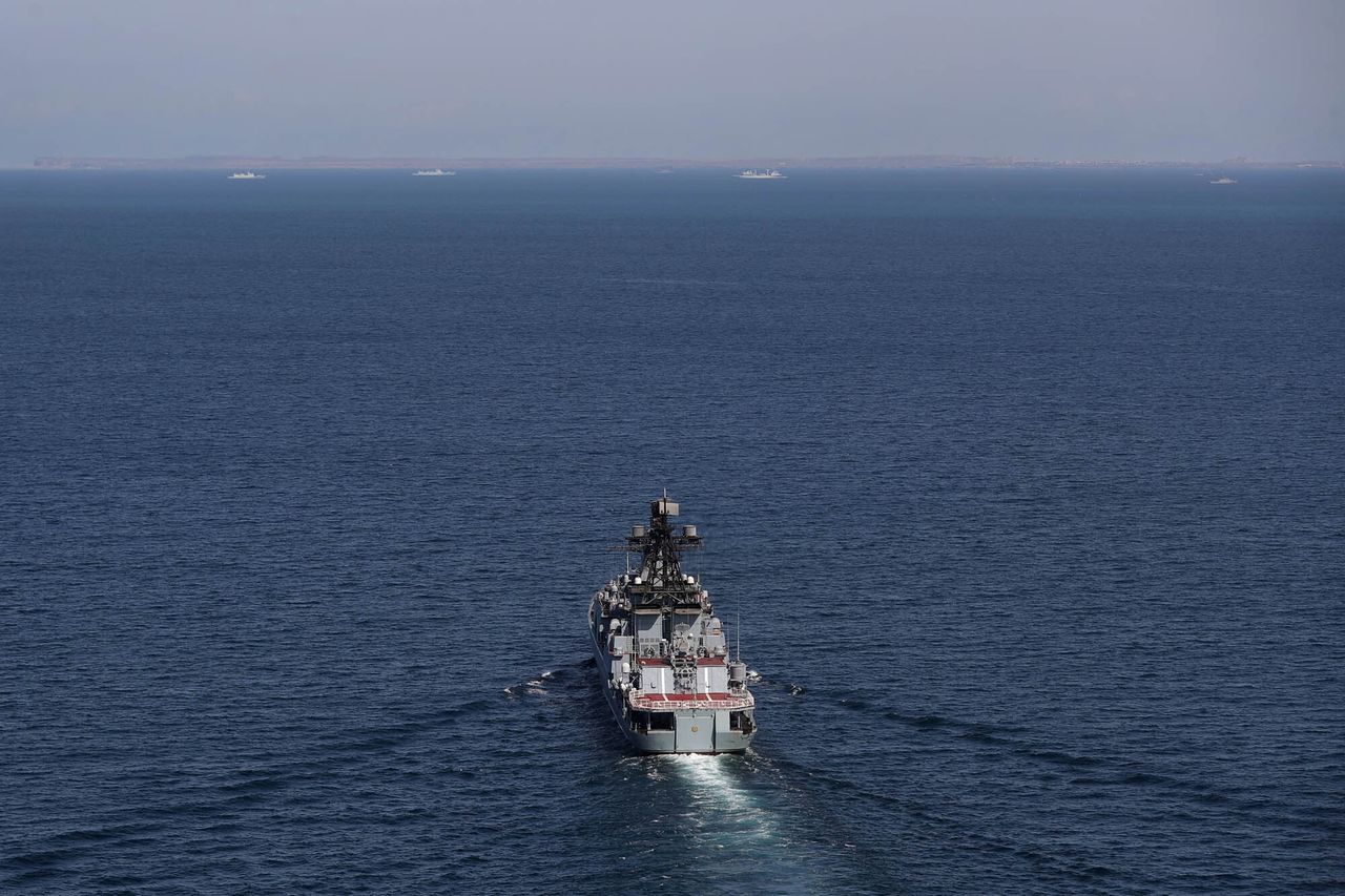A handout photo made available on 12 March 2024 by the Iranian Army office shows Iranian, Russian and Chinese warships arriving in Iran's territorial waters to take part in joint military drill in southern Iran. According to Iranian state media, Russia, China and Iran will hold a joint military drill called 'Maritime Security 2024' between 12 and 16 March. EPA/IRANIAN ARMY OFFICE HANDOUT HANDOUT EDITORIAL USE ONLY/NO SALES HANDOUT EDITORIAL USE ONLY/NO SALES Dostawca: PAP/EPA.
