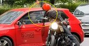 Była godz. 11:30. Bójka na drodze. Motocyklista zaatakował kierowcę
