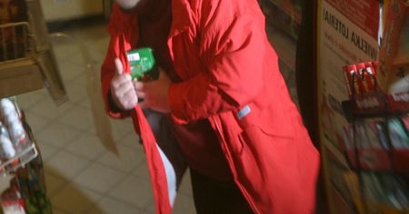 "Wyjeżdżają całymi wózkami". Mówi, co się dzieje w sklepach