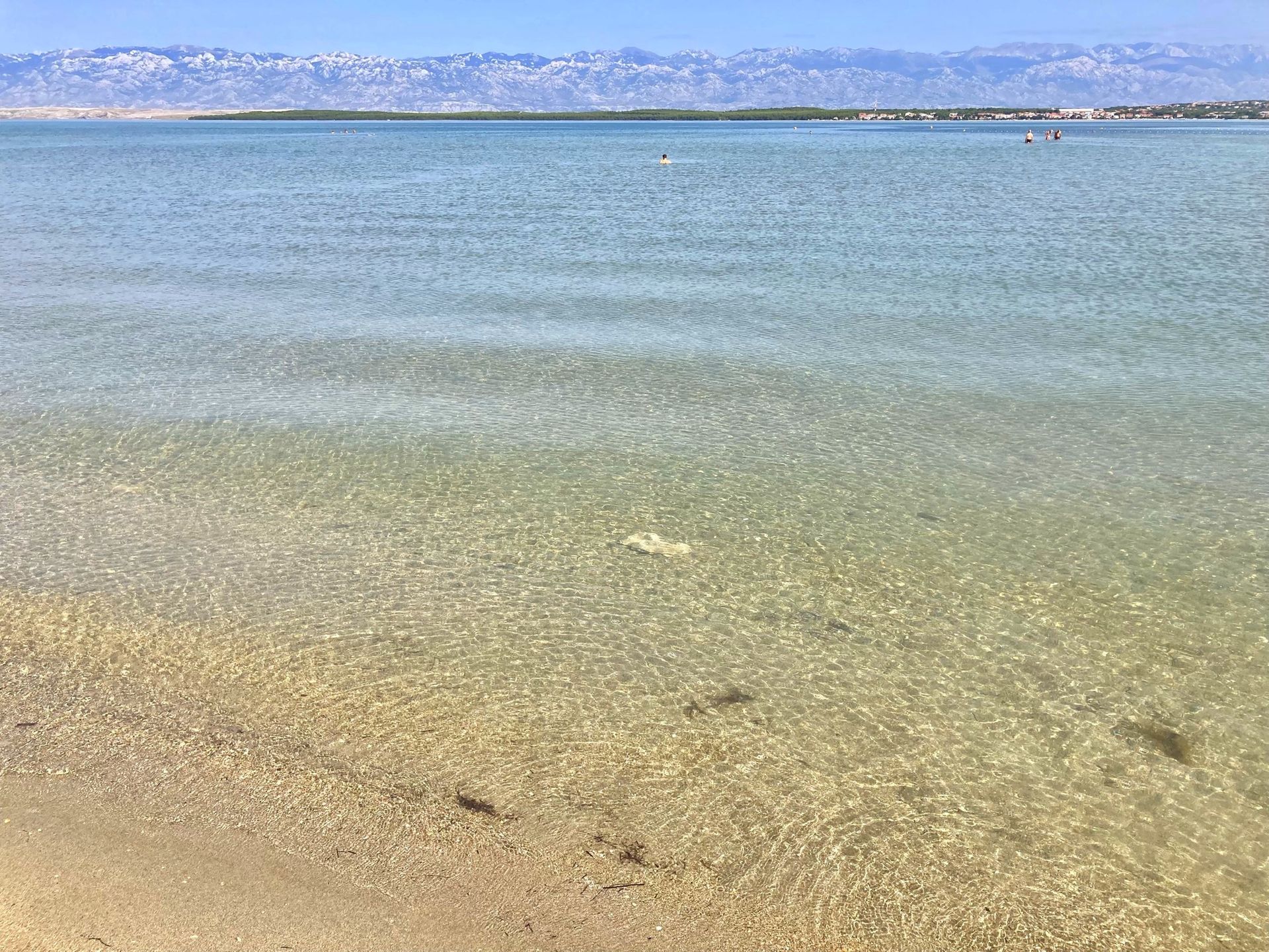 Nin to nie tylko piaszczyste plaże, ale też widok na szczyty pasma górskiego Velebit. 