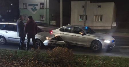 Ucieczka na czerwonym świetle. Pijany kierowca zatrzymany na Okrzei