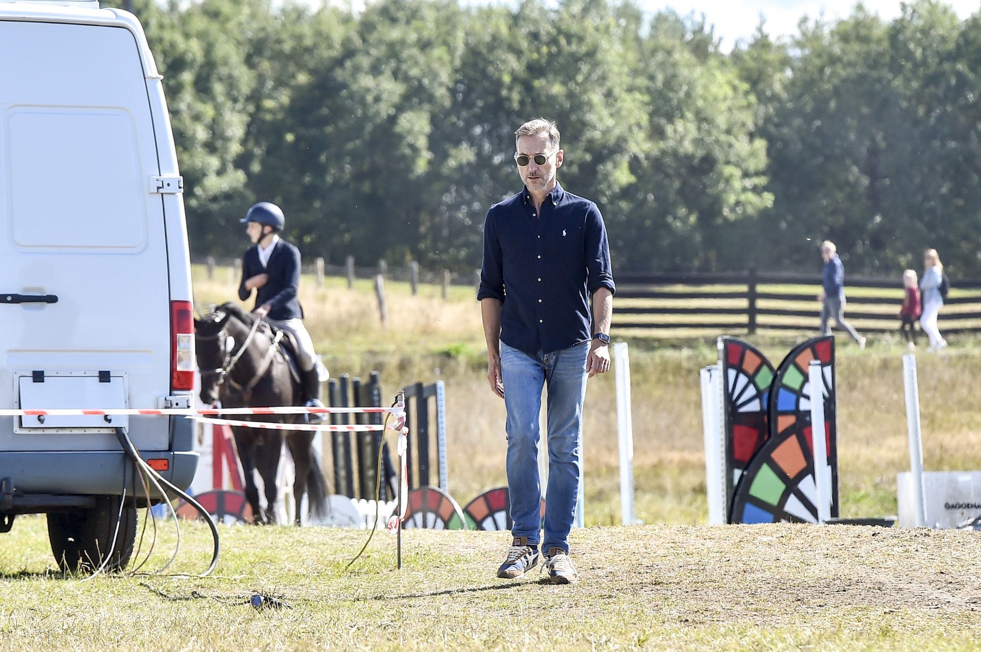 Ponury Piotr Kraśko patrzy na fotoreporterów spod byka na turnieju Gałkowo Masters 2022
