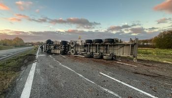 Utrudnienia na drodze S7 w kierunku Radomia. Ciężarówka z drewnem przewróciła się na jezdnię