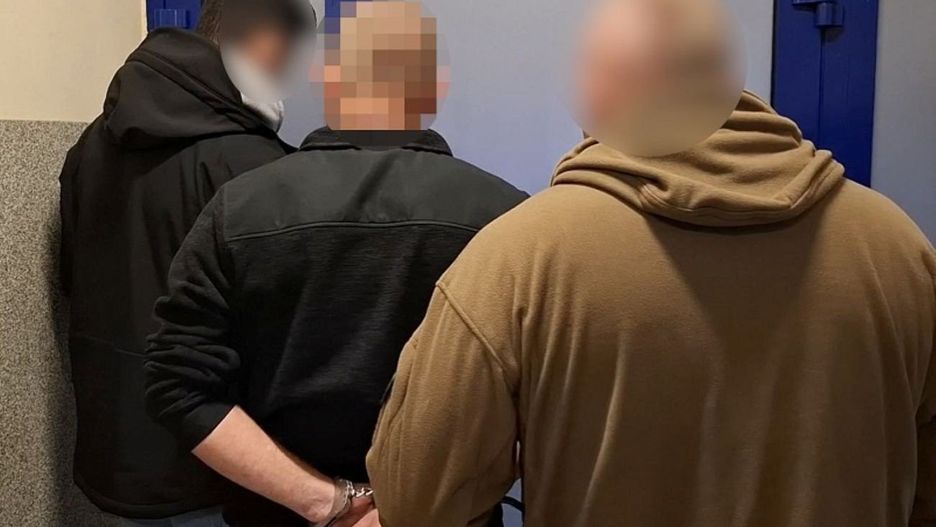Dwóch agresorów zostało ujętych w Inowrocławiu. 23-latek dodatkowo znieważył funkcjonariusza policji, co zwiększy jego odpowiedzialność karną. Natomiast trzeci próbował uniknąć odpowiedzialności, wyjeżdżając z miasta. Nie udało mu się jednak długo ukrywać kryminalni namierzyli go w Golubiu-Dobrzyniu i tam dokonali skutecznego zatrzymania.