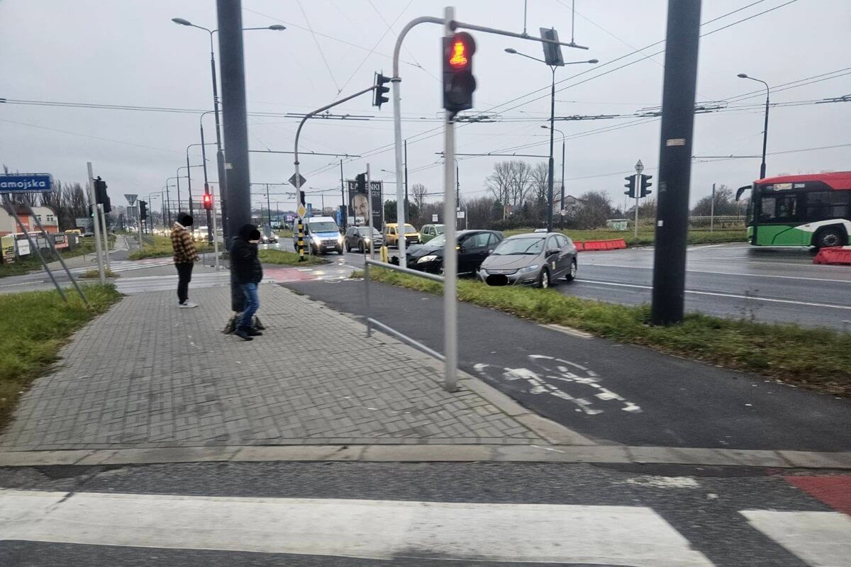 Zderzenie hondy z toyotą na skrzyżowaniu al. Unii Lubelskiej z ul. Zamojską